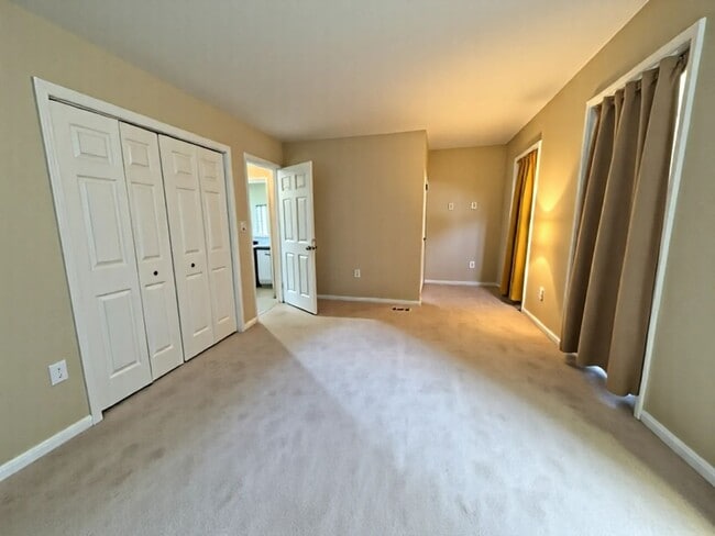 Building Photo - 3 Bedroom 1.5 Bathroom Available in Elizab...