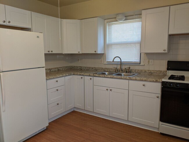 Building Photo - Gorgeous 3 Bed Upper Available with shared Garage & Hardwood floors, Appliances incl.