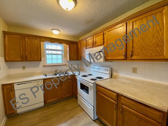 Building Photo - Great 3 Bedroom 2 Bathroom Ranch Style Hom...