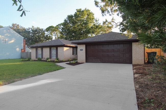 Building Photo - 5897 Somerset Dr