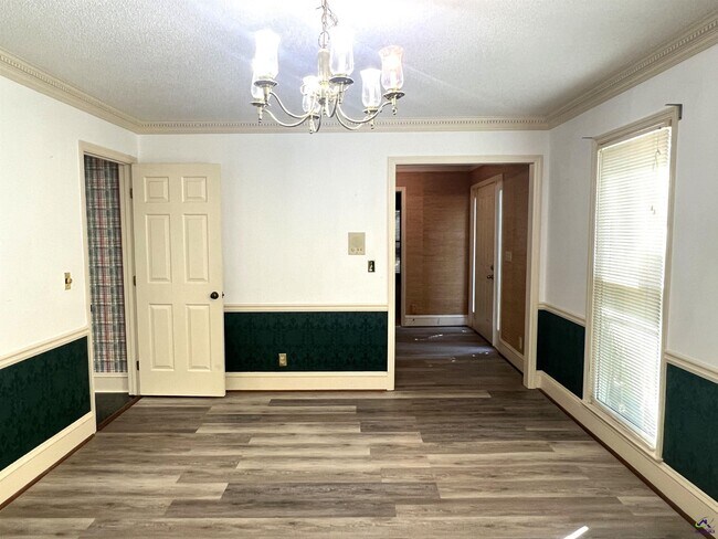 Building Photo - 136 River Knoll