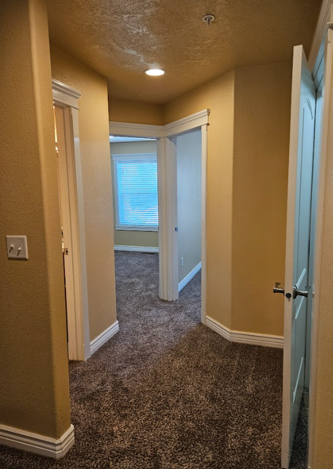 Building Photo - Centrally located 3bed/2.5bath townhome w/...