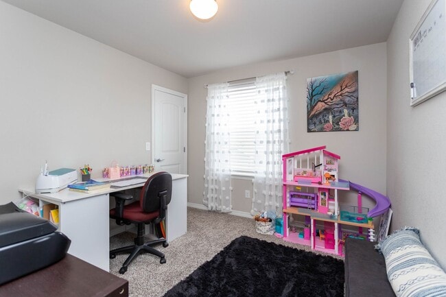 Building Photo - Bright & Beautiful 4BD Home in Lorson Ranc...
