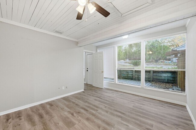 Building Photo - Rare Find! Spacious 2/1 Home on Huge Lot - Perfect for Work Vehicles, Boats & Pets***JANUARY SPEC...