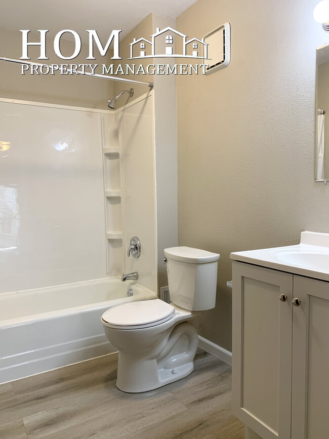 Building Photo - 127 Center St