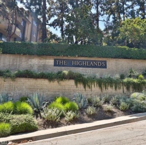 Building Photo - 6708 Hillpark Dr