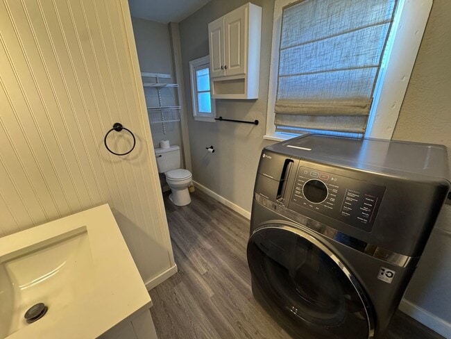 Building Photo - Cozy Updated 2-Bed Home with Garage