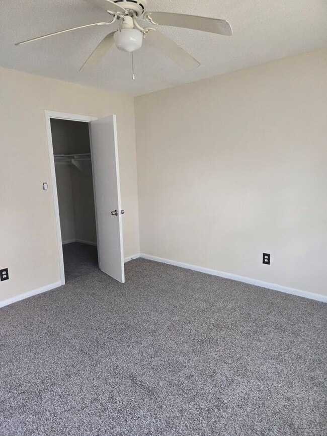 Building Photo - 2bedrooms 1.5 baths Townhome Available Now