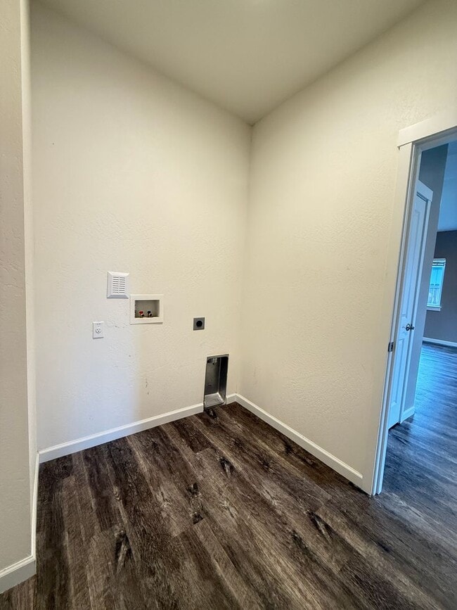 Building Photo - Quiet Cul-De-Sac Living in White City