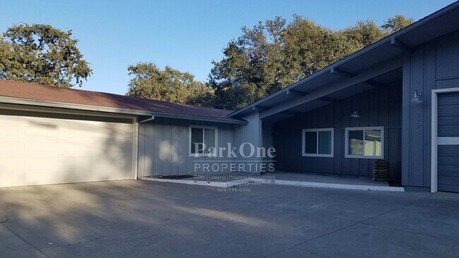 Building Photo - Nicely Remodeled Walnut Creek Saranap Home