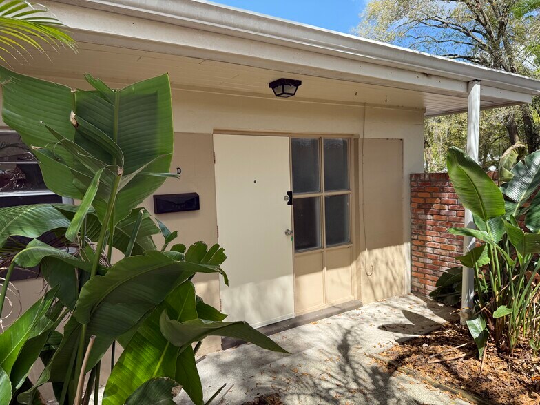 Building Photo - 421 S Hyer Ave