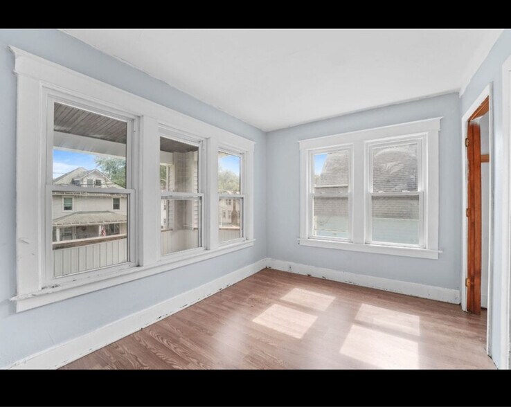 Building Photo - 40 Roberts St