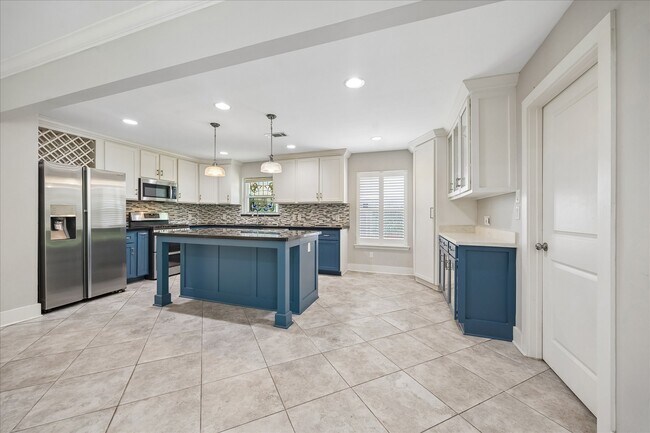 Building Photo - 10303 Greenwillow Dr