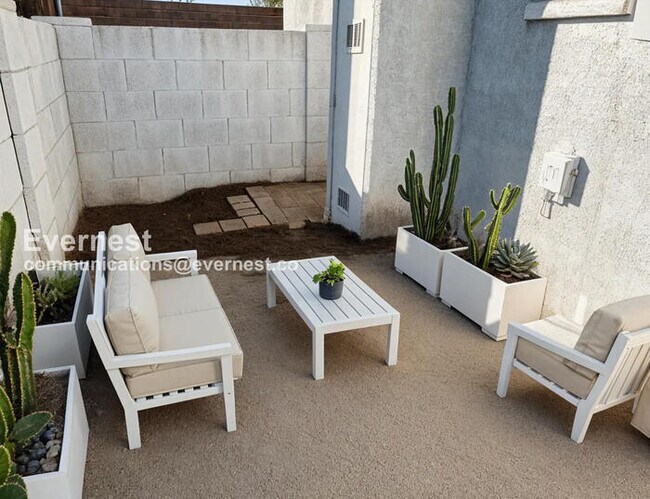 Building Photo - 534 E Huntington Dr