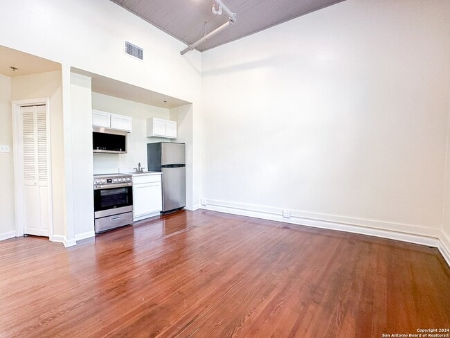 Building Photo - 245 Losoya St