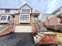 Building Photo - Beautiful Townhome - 3 bedroom 2.5 bath - Must see!