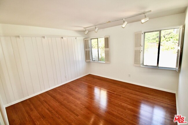 Building Photo - 23431 Clarendon St