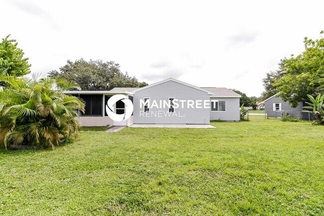 Building Photo - 2 Bedroom Pet-Friendly Home in North Port, FL with Main Street Renewal
