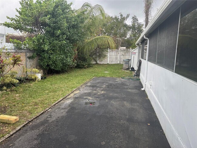 Building Photo - 231 W Lake Dr