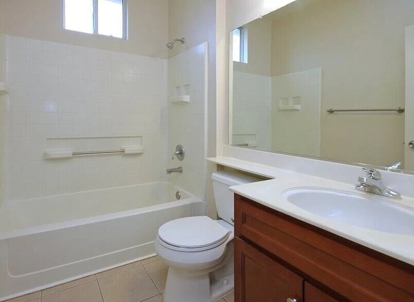 Building Photo - 9409 Laguna Pointe Way