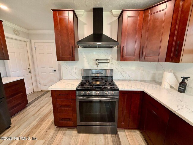 Building Photo - 2 Fairway Rd