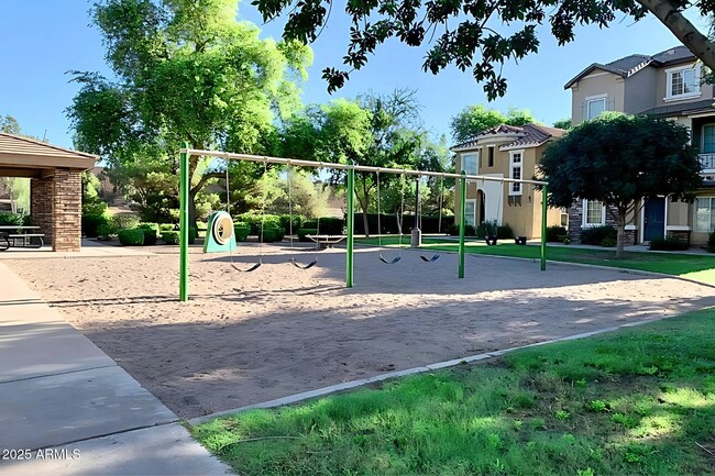Building Photo - 1345 S Owl Dr