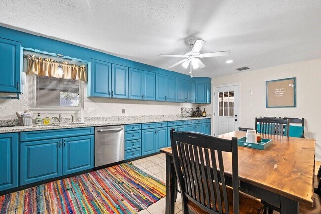 Building Photo - 2033 Lakeview Dr