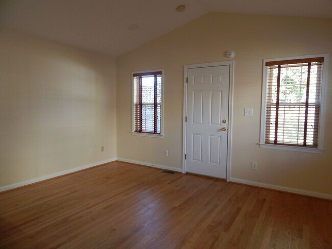 Building Photo - NICELY UPDATED DUPLEX NEAR METRO