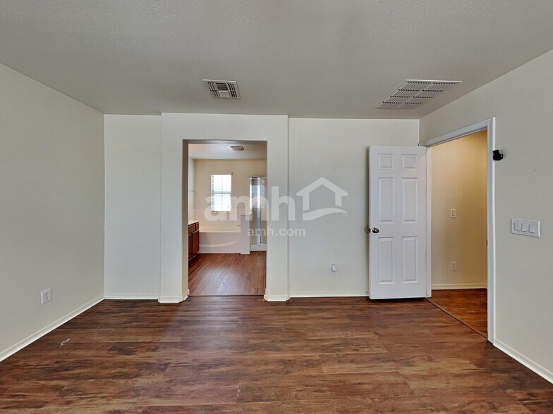 Building Photo - 2827 S 74th Dr