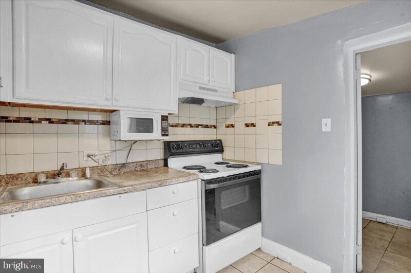 Building Photo - 637 Moss St