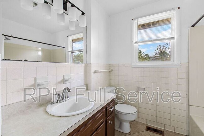 Building Photo - 465 Clearwater Dr