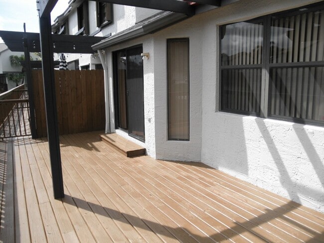 Building Photo - 1004 Landings Blvd