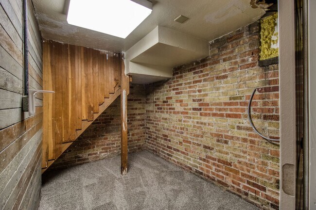 Building Photo - Charming 3-Bed, 1.5-Bath Home with Garage & Modern Comforts - Available NOW!