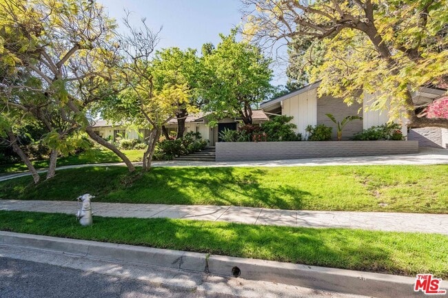 Building Photo - 811 N Hillcrest Rd