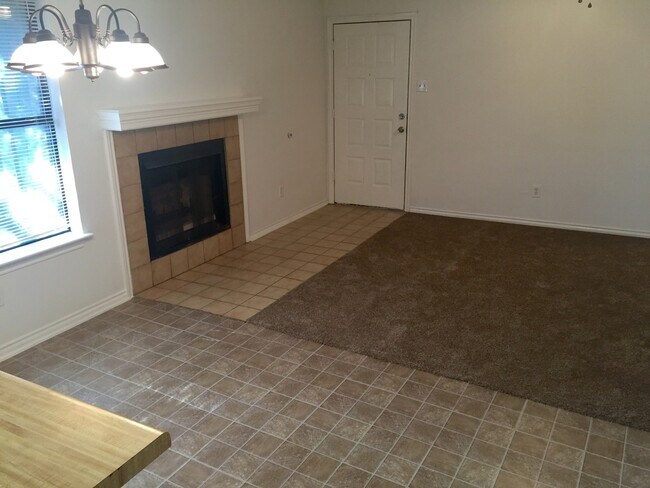 Building Photo - 3-2 DUPLEX! AVAILABLE NOW