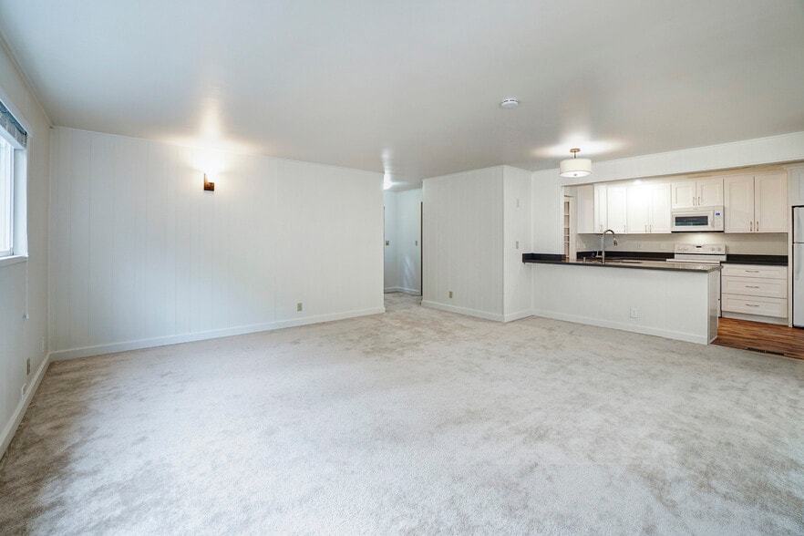 Building Photo - 26 6th St S