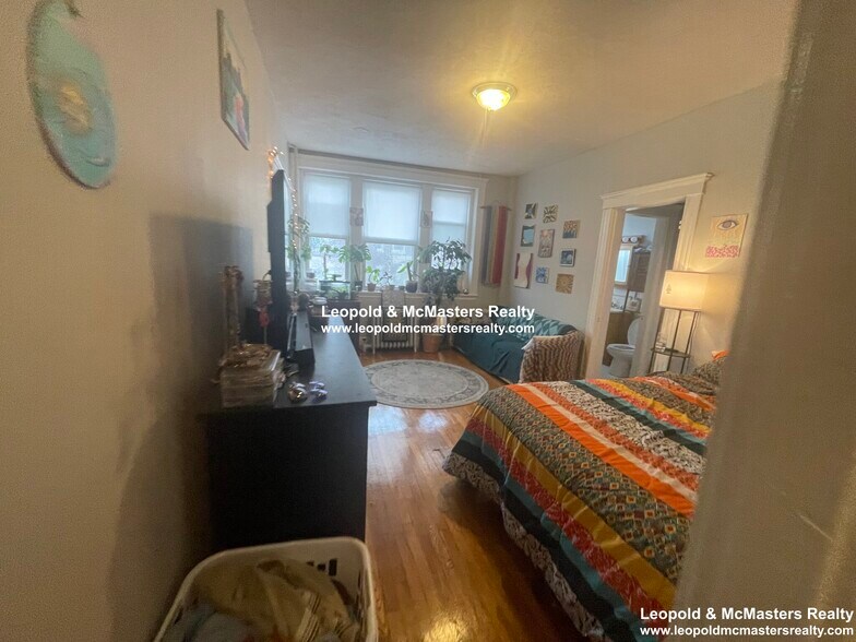 Building Photo - 225 Kelton St