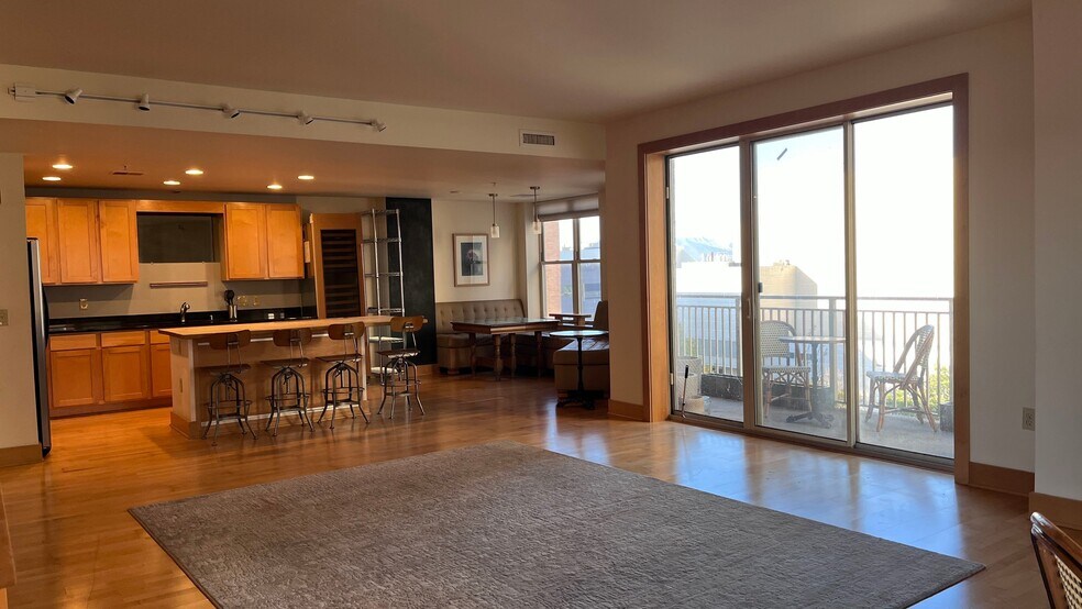 Building Photo - 333 W Mifflin St