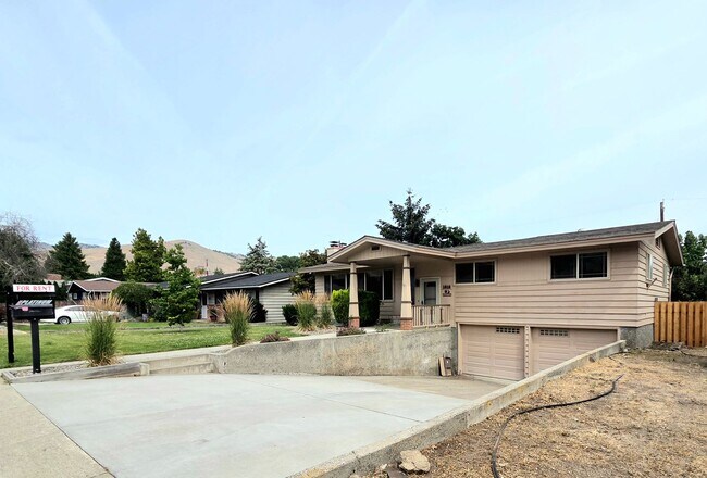 Building Photo - ** Oversized 4-Bedroom House w/ 2-Car Garage, & Fenced Backyard in a great Wenatchee Neighborhood!