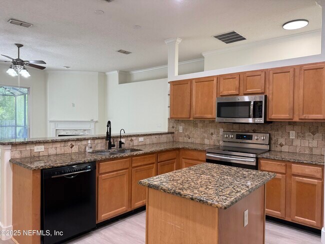 Building Photo - 12244 Lake Fern Dr