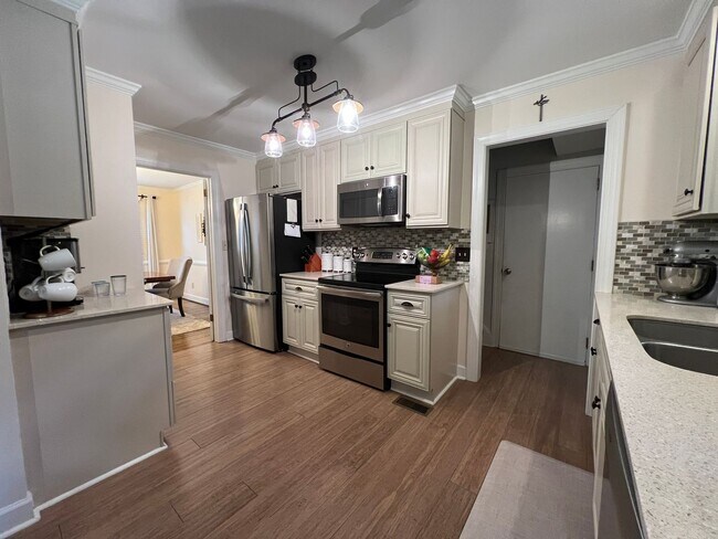 Building Photo - Beautifully Remodeled Colonial in James La...