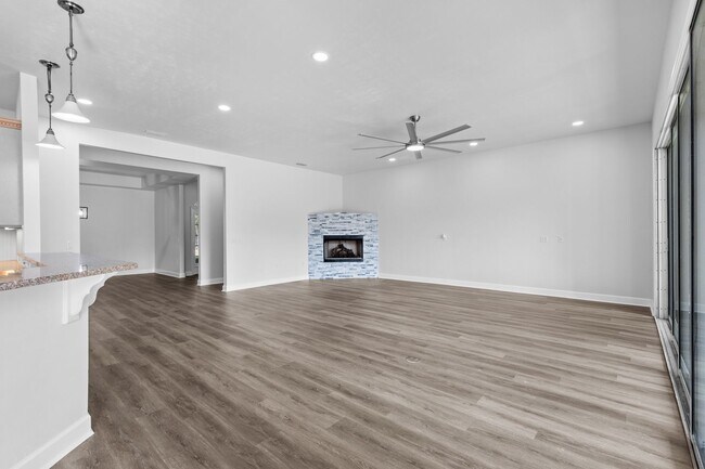 Building Photo - Executive Lakefront in Gainesville - Available NOW