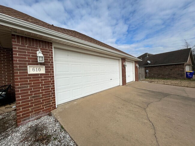 Building Photo - Spacious 3 bed 2 bath Single Family with a Large Fenced Backyard!