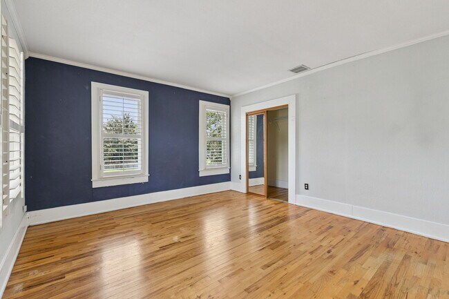 Building Photo - 2400 S Park Ave