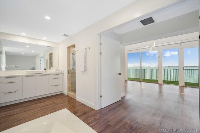 Building Photo - 1413 N Venetian Way