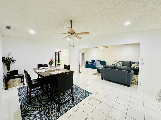 Building Photo - 5077 Forsythia St