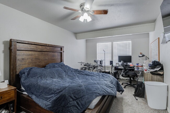 Building Photo - Two Story, 3 Bed / 2 Bath Duplex with Modern Appeal