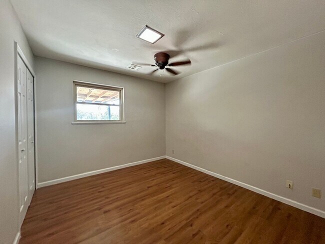 Building Photo - 3bd/1ba HOME in a Great Neighborhood with ...