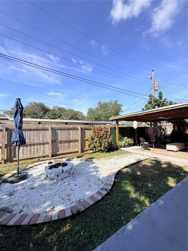 Building Photo - 2310 N 70th Ave