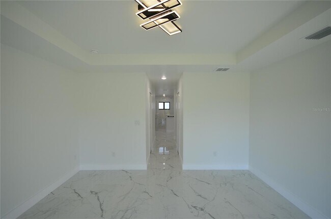 Building Photo - 1242 Hathor St E